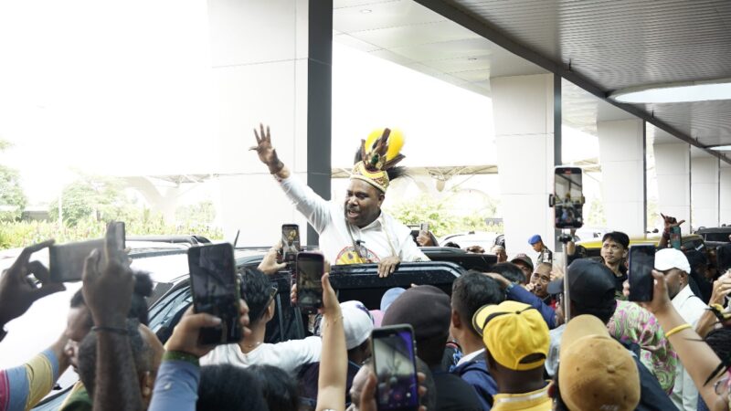 FOTO: ISTANTUSIAS- Maximus Tipagau disambut dengan antusias oleh para pendukungnya saat tiba di Bandara Mozes Kilangin Timika, Rabu (28/8)ANTUSIAS- Maximus Tipagau disambut dengan antusias oleh para pendukungnya saat tiba di Bandara Mozes Kilangin Timika, Rabu (28/8).