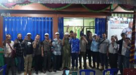 FOTO BERSAMA-Yusuf Rombe Pasarrin,SAk, calon wakil bupati Mimika nomor urut 3, dari pasangan AIYE foto bersama para pendukung dan tim sukses di wilayah Dapil I, usai peresmian Posko, di Jalan Cenderawasih, Jumat (27/9/2024). 