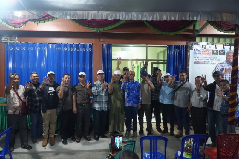 FOTO BERSAMA-Yusuf Rombe Pasarrin,SAk, calon wakil bupati Mimika nomor urut 3, dari pasangan AIYE foto bersama para pendukung dan tim sukses di wilayah Dapil I, usai peresmian Posko, di Jalan Cenderawasih, Jumat (27/9/2024). 