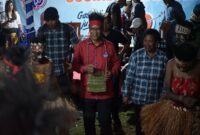 FOTO: Media AIYE SSEKA-Calon Wakil Bupati Mimika Periode 2024-2029, Yusuf Rombe Pasarrin, dari pasangan AIYE disambut dengan tarian adat Seka Kamoro, saat tiba di SP 1, Selasa (1/10/2024).