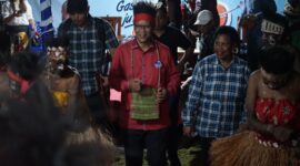 FOTO: Media AIYE SSEKA-Calon Wakil Bupati Mimika Periode 2024-2029, Yusuf Rombe Pasarrin, dari pasangan AIYE disambut dengan tarian adat Seka Kamoro, saat tiba di SP 1, Selasa (1/10/2024).