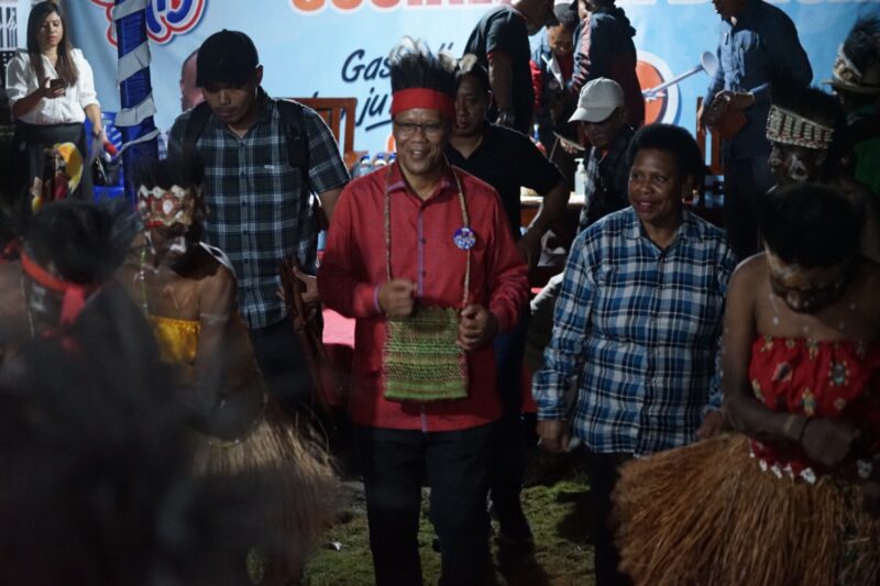 FOTO: Media AIYE SSEKA-Calon Wakil Bupati Mimika Periode 2024-2029, Yusuf Rombe Pasarrin, dari pasangan AIYE disambut dengan tarian adat Seka Kamoro, saat tiba di SP 1, Selasa (1/10/2024).