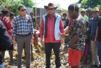 FOTO: Media AIYE BERBINCANG-Yusuf Rombe Pasarrin, Calon Wakil Bupati Mimika nomor urut 3, Periode 2024-2029 dari pasangan AIYE, berbincang dengan tokoh masyarakat Naduga di Mimika, pada upacara adat bakar batu, di Jalan Pepaya, Kelurahan Wania, Selasa (1/10)