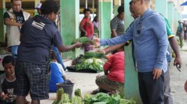 FOTO MEDIA AIYE
DAUN GATAL- Yusuf Rombe (kanan), Calon Wakil Bupati Mimika, Periode 2024-2029, nomor urut 3, membeli daun gatal dari mama-mama di Pasar Sentral, saat blusukan pada Kamis (3/10).