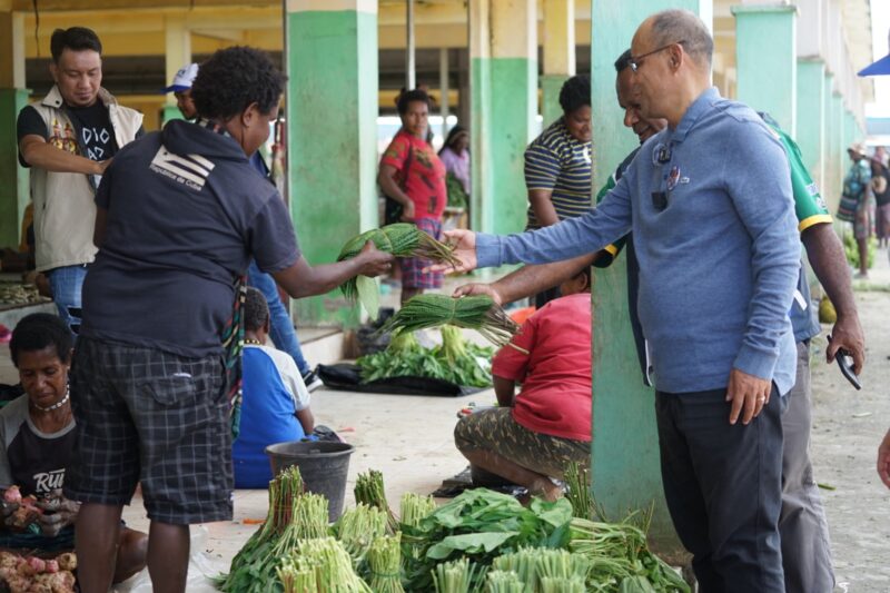 FOTO MEDIA AIYE
DAUN GATAL- Yusuf Rombe (kanan), Calon Wakil Bupati Mimika, Periode 2024-2029, nomor urut 3, membeli daun gatal dari mama-mama di Pasar Sentral, saat blusukan pada Kamis (3/10).