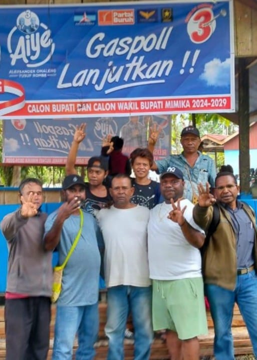 TANPA SEKAT-Beginilah penampilan sederhana Alex Omaleng berbaur dan tanpa sekat dengan masyarakat. (FOTO: Media AIYE)