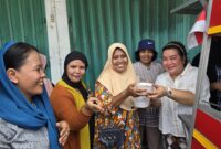 GRATIS-Tampak Ny.Erda Rombe, saat memberikan satu mangkok bakso gratis kepada salah seorang Jamaah, usai shalat Jumat di Masjid Babussalam, Jumat (4/10), melalui program Jumat Berkah. (FOTO: Media AIYE)