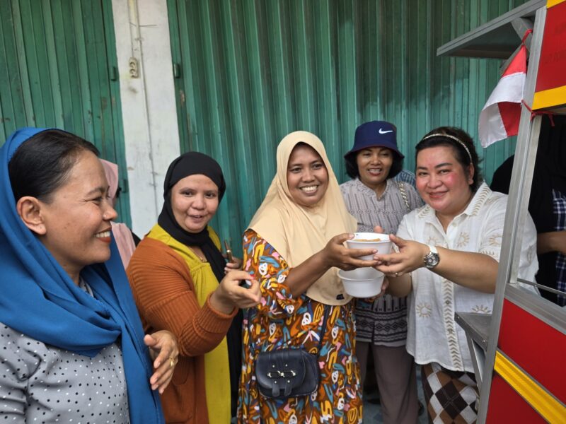 GRATIS-Tampak Ny.Erda Rombe, saat memberikan satu mangkok bakso gratis kepada salah seorang Jamaah, usai shalat Jumat di Masjid Babussalam, Jumat (4/10), melalui program Jumat Berkah. (FOTO: Media AIYE)