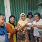 GRATIS-Tampak Ny.Erda Rombe, saat memberikan satu mangkok bakso gratis kepada salah seorang Jamaah, usai shalat Jumat di Masjid Babussalam, Jumat (4/10), melalui program Jumat Berkah. (FOTO: Media AIYE)