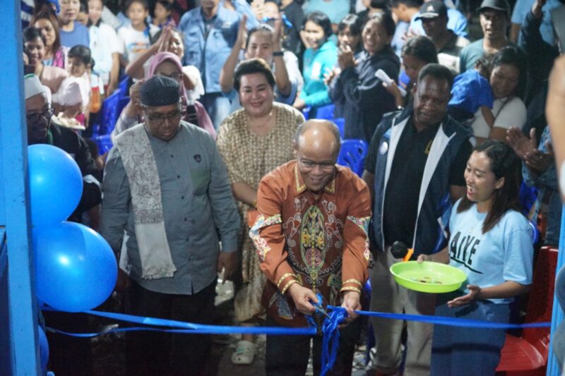 GUNTING PITA- Calon Wakil Bupati Mimika, Yusuf Rombe, menggunting pita pada peresmian Posko Relawan di SP 4, Pada Sabtu (5/10/2024).
(FOTO: Media AIYE)