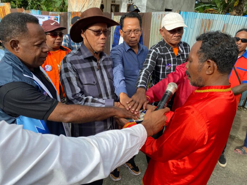 UPACARA ADAT-Warga Nusantara yang berdomisili di SP 3, menyambut Yusuf Rombe, dengan upacara adat, pada peresmian Posko Pemenangan AIYE di Jalan Trikora, Kelurahan Karang Senang, SP 3, Mimika, pada Sabtu (5/10/2024). (Foto: Media AIYE)