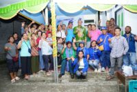 FOTO BERSAMA-Sejumlah warga Kawasan Nawaripi Dalam (Kanada) foto bersama calon wakil bupati nomor urut 3, Yusuf Rombe, Sabtu (26/10).
(FOTO: Media AIYE)