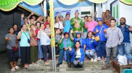 FOTO BERSAMA-Sejumlah warga Kawasan Nawaripi Dalam (Kanada) foto bersama calon wakil bupati nomor urut 3, Yusuf Rombe, Sabtu (26/10).
(FOTO: Media AIYE)