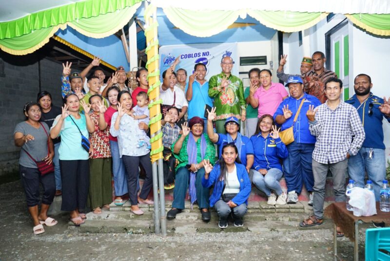 FOTO BERSAMA-Sejumlah warga Kawasan Nawaripi Dalam (Kanada) foto bersama calon wakil bupati nomor urut 3, Yusuf Rombe, Sabtu (26/10).
(FOTO: Media AIYE)