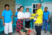 BANTUAN-Yusuf Rombe, calon wakil bupati Mimika nomor urut 3 (AIYE) didampingi istri, Erda Rombe menyerahkan bantuan guna mendukung operasional yayasan Rumah Singgah, pada Minggu (27/10/2024).
FOTO: media AIYE 