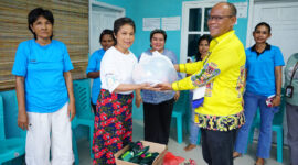 BANTUAN-Yusuf Rombe, calon wakil bupati Mimika nomor urut 3 (AIYE) didampingi istri, Erda Rombe menyerahkan bantuan guna mendukung operasional yayasan Rumah Singgah, pada Minggu (27/10/2024).
FOTO: media AIYE 