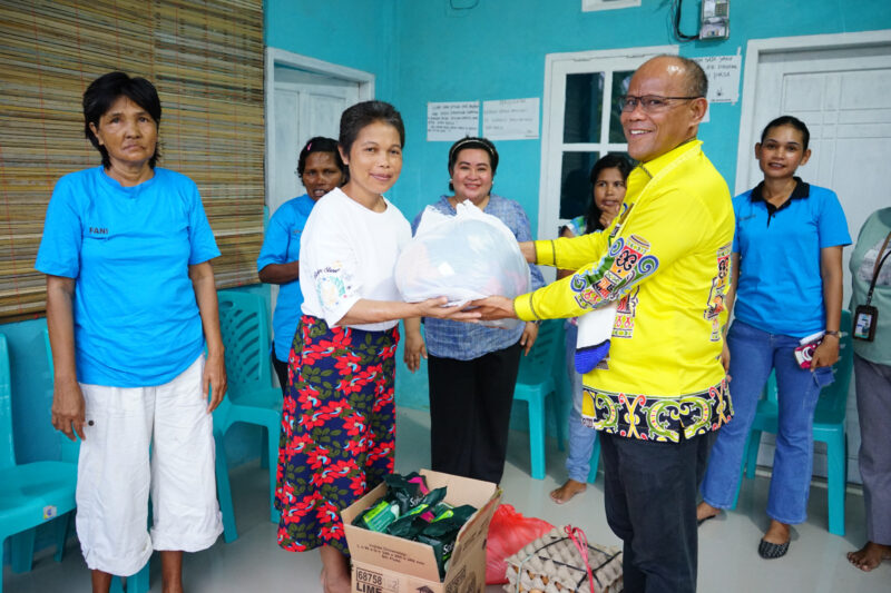 BANTUAN-Yusuf Rombe, calon wakil bupati Mimika nomor urut 3 (AIYE) didampingi istri, Erda Rombe menyerahkan bantuan guna mendukung operasional yayasan Rumah Singgah, pada Minggu (27/10/2024).
FOTO: media AIYE 