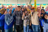 FOTO BERSAMA-Yusuf Rombe Pasarrin, calon wakil bupati Mimika, foto bersama warga di Distrik Wania didampingi sejumlah perwakilan dari partai pendukung, Sabtu (5/10/2024). (FOTO: Media AIYE) 