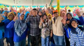 FOTO BERSAMA-Yusuf Rombe Pasarrin, calon wakil bupati Mimika, foto bersama warga di Distrik Wania didampingi sejumlah perwakilan dari partai pendukung, Sabtu (5/10/2024). (FOTO: Media AIYE) 