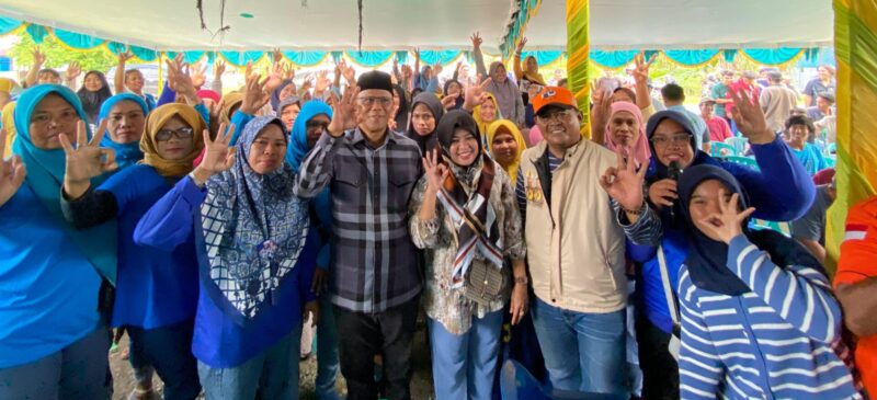 FOTO BERSAMA-Yusuf Rombe Pasarrin, calon wakil bupati Mimika, foto bersama warga di Distrik Wania didampingi sejumlah perwakilan dari partai pendukung, Sabtu (5/10/2024). (FOTO: Media AIYE) 