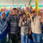 FOTO BERSAMA-Yusuf Rombe Pasarrin, calon wakil bupati Mimika, foto bersama warga di Distrik Wania didampingi sejumlah perwakilan dari partai pendukung, Sabtu (5/10/2024). (FOTO: Media AIYE) 