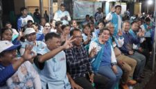 FOTO BERSAMA-Relawan Sahabat Noken AIYE, foto bersama Yusuf Rombe, bersama istri, Ny. Erda Darius Rombe, pada kegiatan temu kangen penuh semangat di Jalan Acis, Inauga, Minggu (10/11/2024).
FOTO: IST