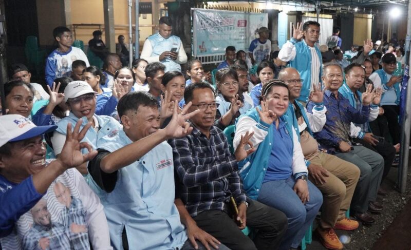 FOTO BERSAMA-Relawan Sahabat Noken AIYE, foto bersama Yusuf Rombe, bersama istri, Ny. Erda Darius Rombe, pada kegiatan temu kangen penuh semangat di Jalan Acis, Inauga, Minggu (10/11/2024).
FOTO: IST