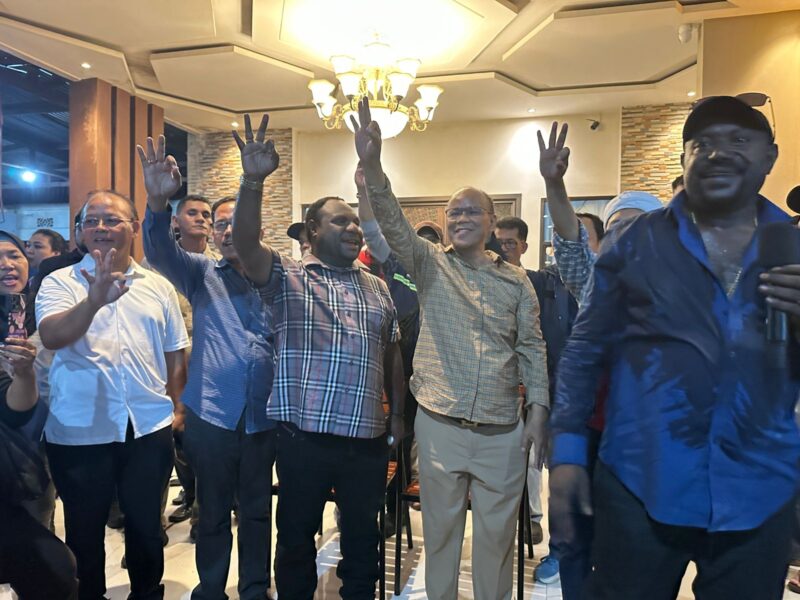 Foto: istimewa
JUMPA PERS-Pasangan Calon Bupati dan Wakil Bupati Mimika nomor urut 3, Alexsander Omaleng dan Yusuf Rombe (AIYE) melaksanakan jumpa pers di Jalan C Heatubun, Rabu (27/11/2024) malam.